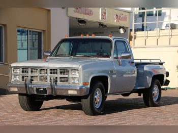 GMC  Sierra  2500 HD  1982  Automatic  81,000 Km  8 Cylinder  Four Wheel Drive (4WD)  Classic  Gray
