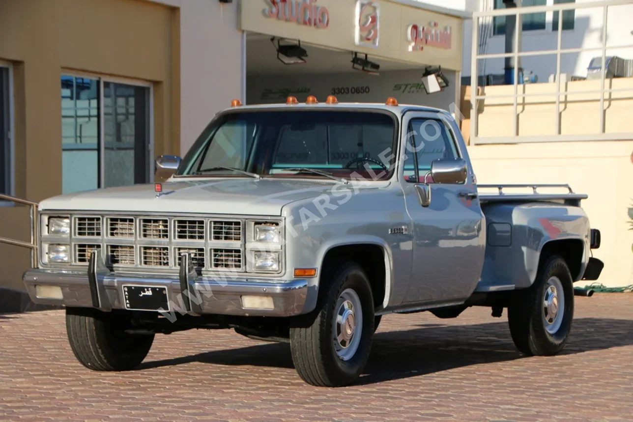 GMC  Sierra  2500 HD  1982  Automatic  81,000 Km  8 Cylinder  Four Wheel Drive (4WD)  Classic  Gray