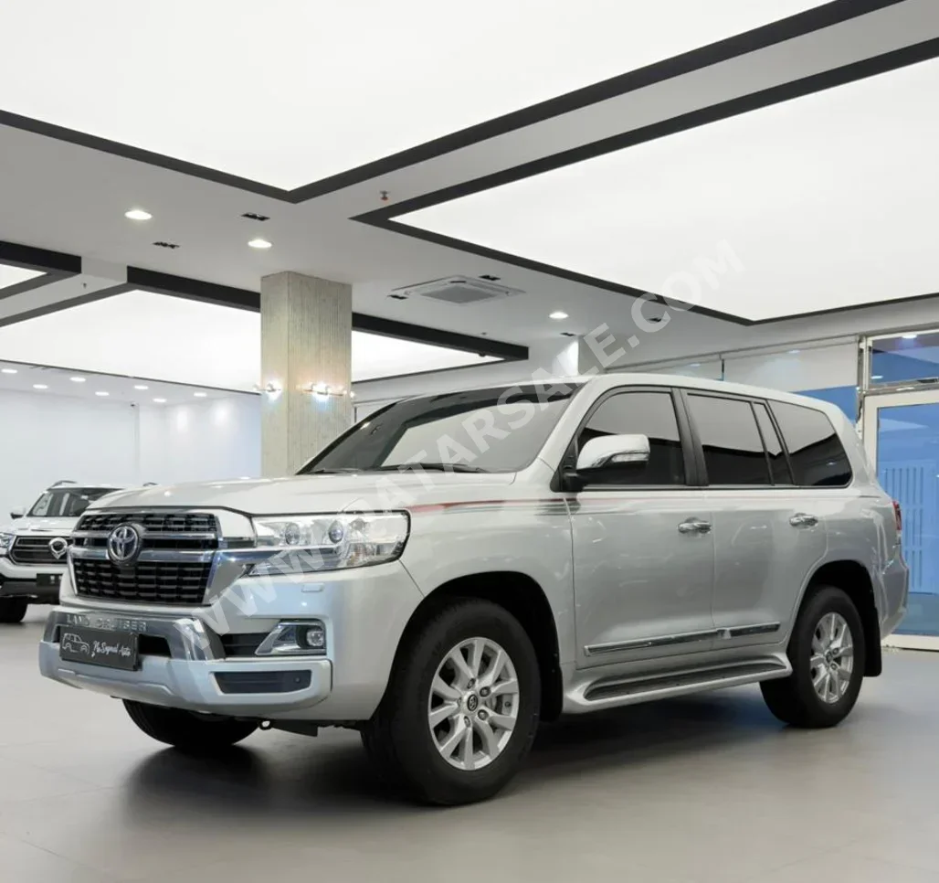 تويوتا  لاند كروزر  جي اكس ار  2021  اوتوماتيك  21,000 كم  8 سلندر  دفع رباعي  اس يو في  فضي