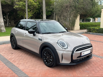 ميني  كوبر  2024  اوتوماتيك  20,000 كم  3 سلندر  سحب امامي  هاتشباك  أسود وبيج  تحت الضمان