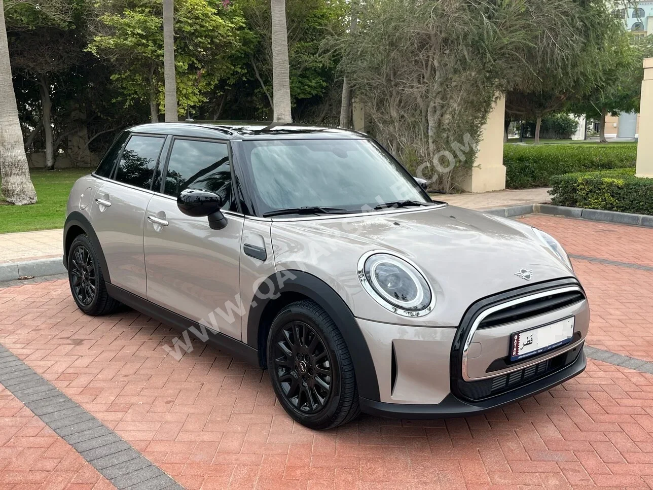 ميني  كوبر  2024  اوتوماتيك  20,000 كم  3 سلندر  سحب امامي  هاتشباك  أسود وبيج  تحت الضمان