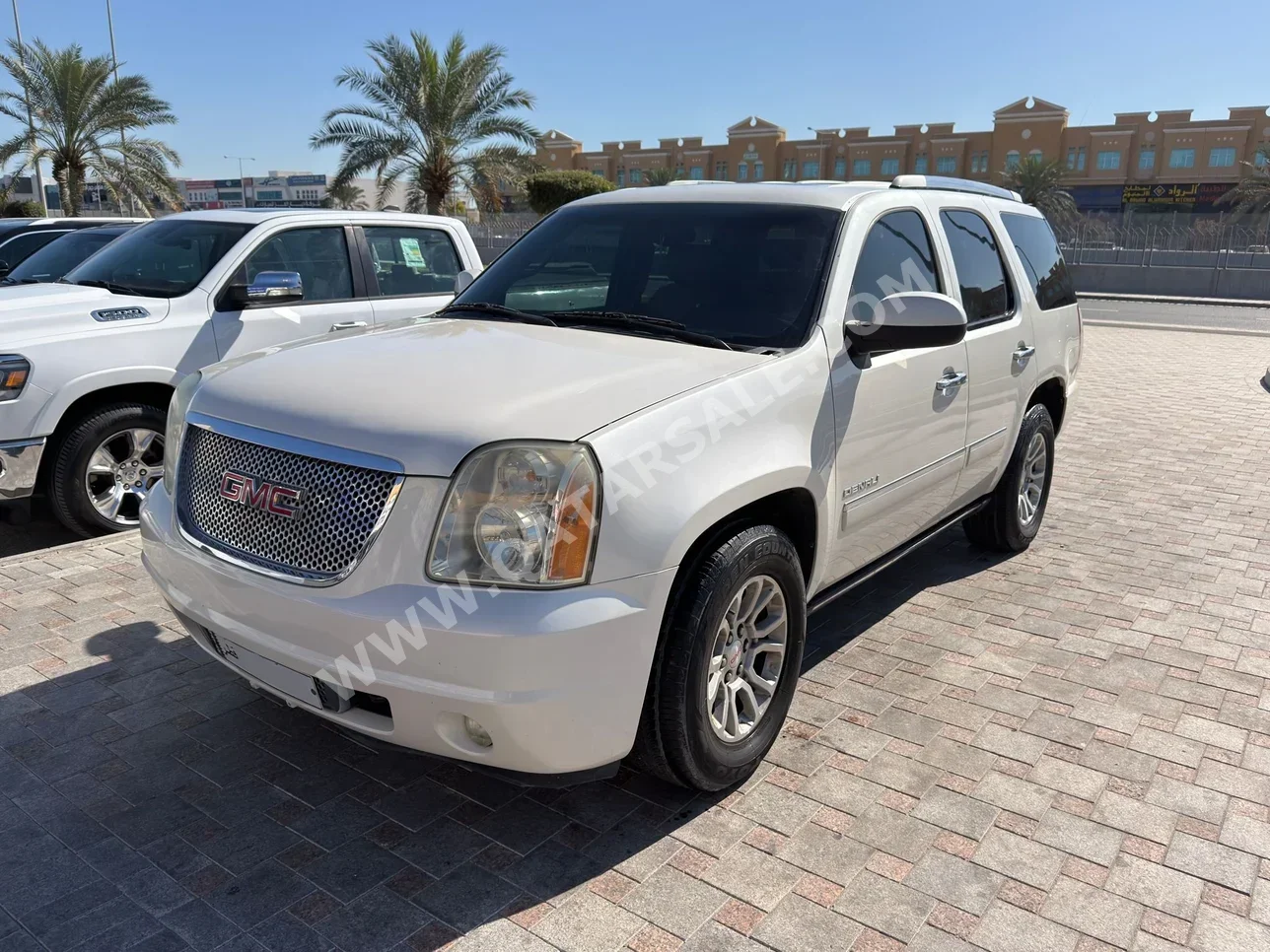 جي ام سي يوكون دينالي 2010 اوتوماتيك 220,000 كم 8 سلندر دفع رباعي اس يو في أبيض