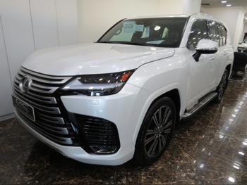 لكزس  ال اكس  700 اتش  2025  اوتوماتيك  300 كم  6 سلندر  دفع رباعي  اس يو في  أبيض  تحت الضمان