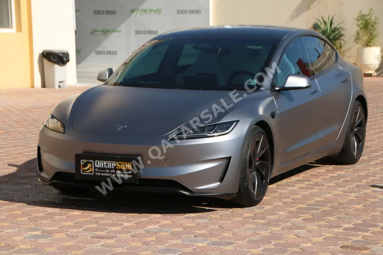 تسلا  مودل 3  بيرفورمانس  2025  اوتوماتيك  15,000 كم  0 سلندر  دفع كلي مستمر  سيدان  رمادي  تحت الضمان