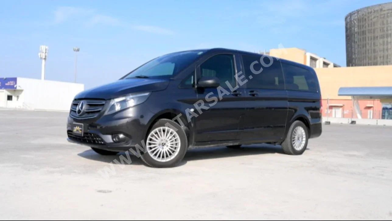 مرسيدس - بنز فيتو 2022 اوتوماتيك 7,000 كم 4 سلندر دفع خلفي فان \ باص أسود