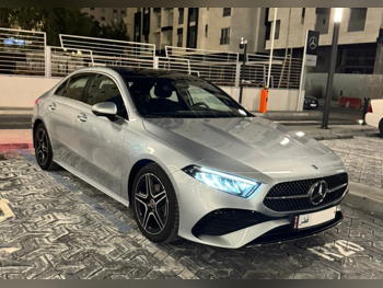 مرسيدس - بنز  ايه - كلاس  200  2025  اوتوماتيك  3,000 كم  4 سلندر  دفع خلفي  سيدان  فضي  تحت الضمان
