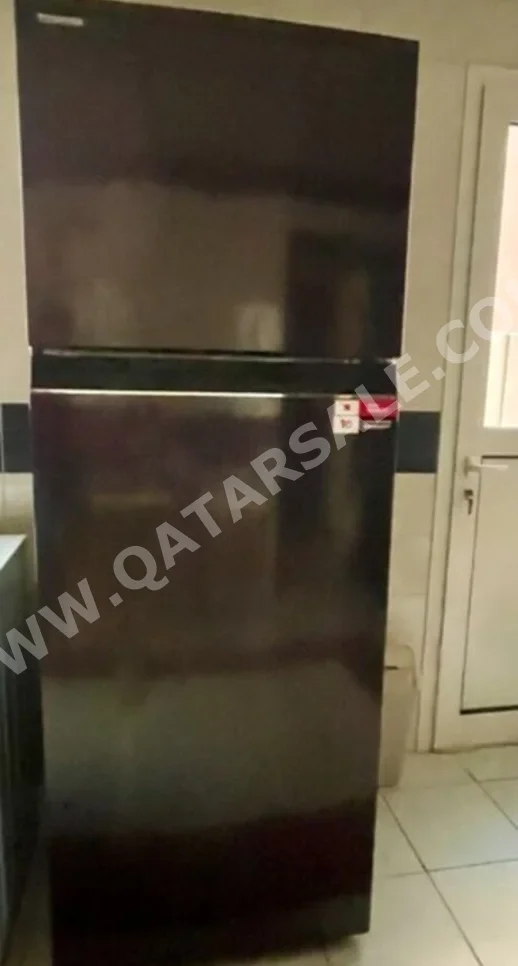 توشيبا ثلاجة بفريزر علوي - أسود