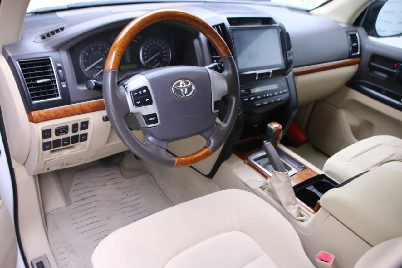 Toyota  Land Cruiser  GXR  2015  Automatic  290,000 Km  8 Cylinder  Four Wheel Drive (4WD)  SUV  White