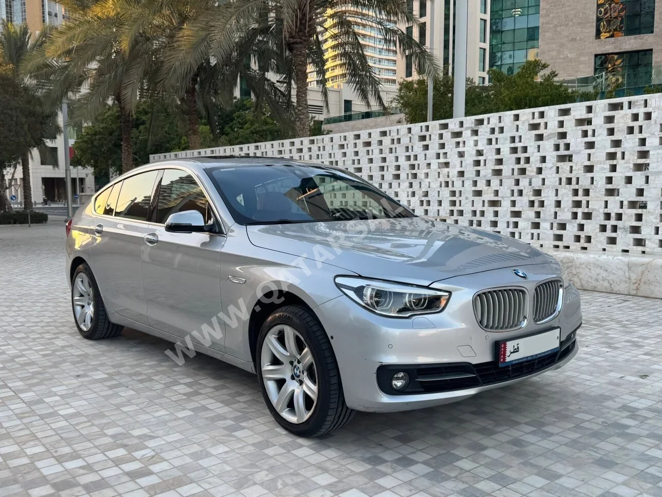 بي ام دبليو  الفئة - الخامسة  550i  2014  اوتوماتيك  123,000 كم  8 سلندر  دفع رباعي  اس يو في  فضي