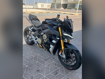 دوكاتي  ستريت فايتر في 4 اس -  2022 - اللون اسود -  الضمان