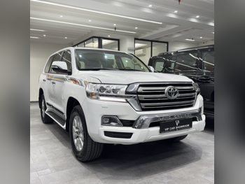 Toyota  Land Cruiser  GXR  2017  Automatic  265,000 Km  8 Cylinder  Four Wheel Drive (4WD)  SUV  White