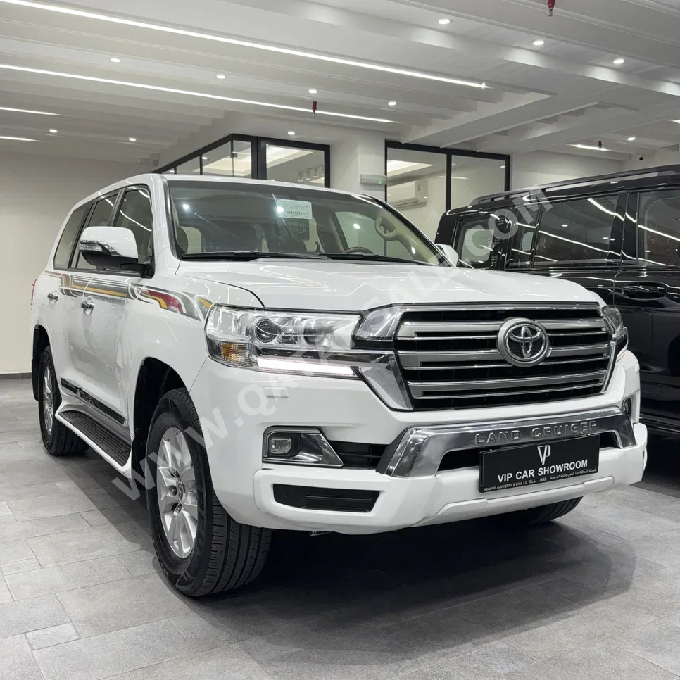 Toyota  Land Cruiser  GXR  2017  Automatic  265,000 Km  8 Cylinder  Four Wheel Drive (4WD)  SUV  White