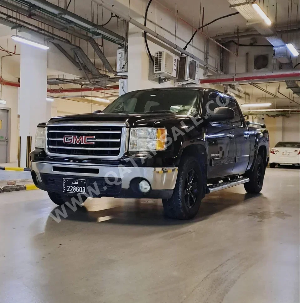 GMC  Sierra  1500  2012  Automatic  214,675 Km  8 Cylinder  Four Wheel Drive (4WD)  Pick Up  Black