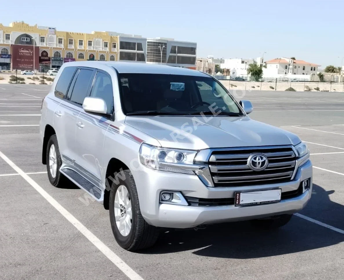 تويوتا  لاند كروزر  جي اكس ار  2020  اوتوماتيك  196,000 كم  6 سلندر  دفع رباعي  اس يو في  فضي