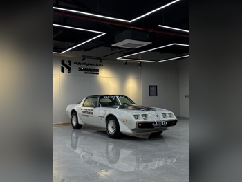 بونتياك  فايربيرد  ترانس ام  1980  اوتوماتيك  157,000 كم  8 سلندر  دفع خلفي  كلاسك  أبيض