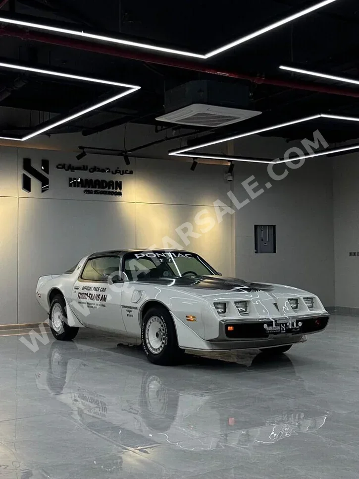 بونتياك  فايربيرد  ترانس ام  1980  اوتوماتيك  157,000 كم  8 سلندر  دفع خلفي  كلاسك  أبيض