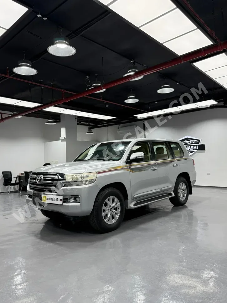 تويوتا  لاند كروزر  جي اكس ار  2016  اوتوماتيك  237,000 كم  6 سلندر  دفع رباعي  اس يو في  فضي
