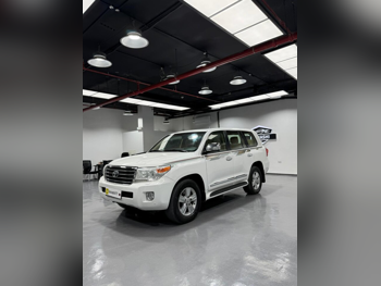 Toyota  Land Cruiser  GXR  2014  Automatic  275,000 Km  8 Cylinder  Four Wheel Drive (4WD)  SUV  White