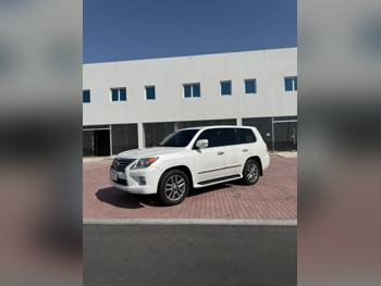Lexus  LX  570  2014  Automatic  275,000 Km  8 Cylinder  Four Wheel Drive (4WD)  SUV  White
