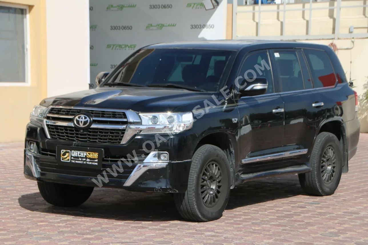 تويوتا  لاند كروزر  في اكس ار  2017  اوتوماتيك  270,000 كم  8 سلندر  دفع رباعي  اس يو في  أسود
