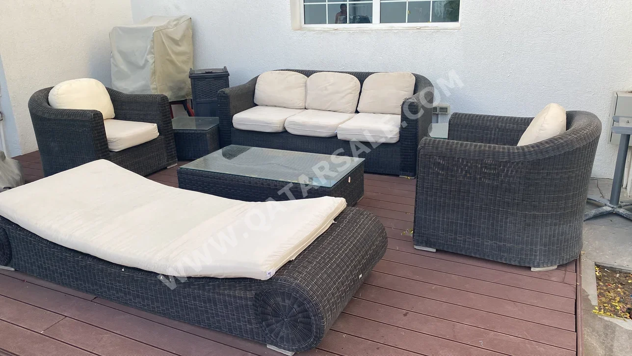 أثاث اخارجي - بنى  - طاولة مع كراسي