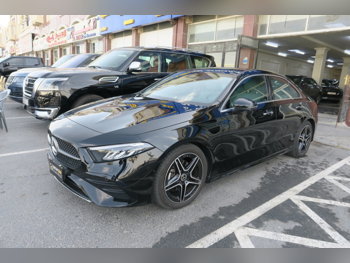 مرسيدس - بنز  ايه - كلاس  200  2025  اوتوماتيك  11,000 كم  4 سلندر  دفع خلفي  سيدان  أسود  تحت الضمان