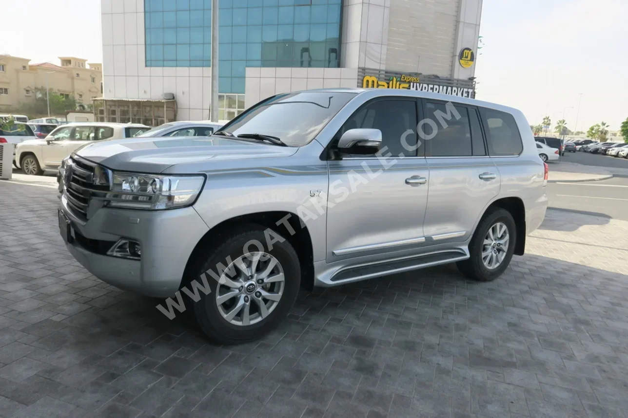 تويوتا  لاند كروزر  في اكس ار  2019  اوتوماتيك  187,000 كم  8 سلندر  دفع رباعي  اس يو في  فضي