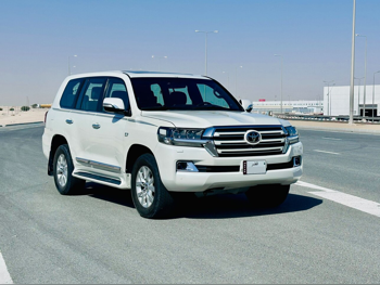 Toyota  Land Cruiser  VXR White Edition  2017  Automatic  133,000 Km  8 Cylinder  Four Wheel Drive (4WD)  SUV  White