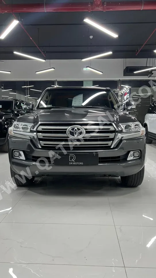 Toyota Land Cruiser VXR 2016 Automatic 286,000 Km 8 Cylinder Four Wheel Drive (4WD) SUV Gray