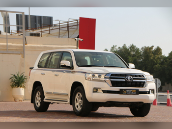 تويوتا  لاند كروزر  جي اكس ار  2020  اوتوماتيك  235,000 كم  6 سلندر  دفع رباعي  اس يو في  أبيض