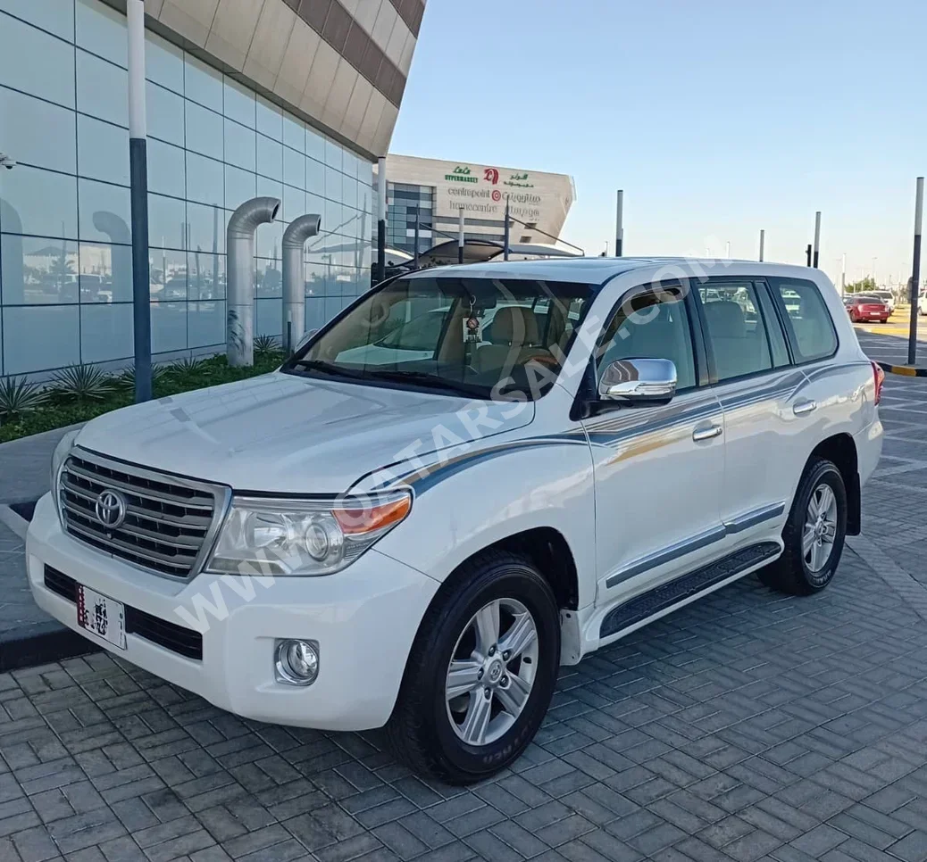 Toyota Land Cruiser VXR 2015 Automatic 295,000 Km 8 Cylinder Four Wheel Drive (4WD) SUV White