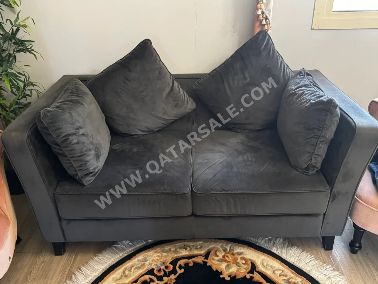 الأرائك والكنب والكراسي ذا وان كنبة بمقعدين - مخمل - اللون الرمادي