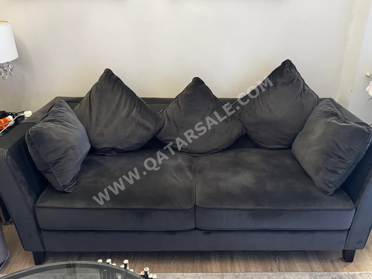 الأرائك والكنب والكراسي ذا وان  كنبة بثلاث مقاعد  - مخمل  - اللون الرمادي