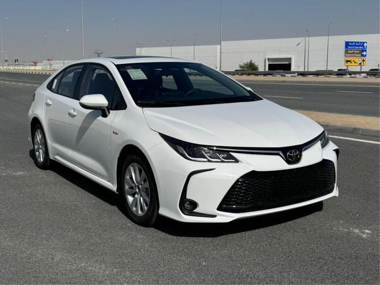 تويوتا كورولا 2025 اوتوماتيك 0 كم 4 سلندر سحب امامي سيدان أبيض تحت الضمان