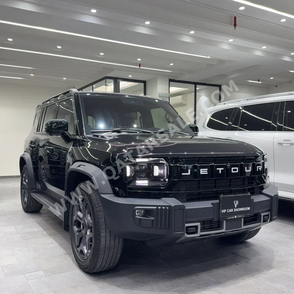 Jetour  T2  Luxury  2025  Automatic  32,000 Km  4 Cylinder  Four Wheel Drive (4WD)  SUV  Black  With Warranty