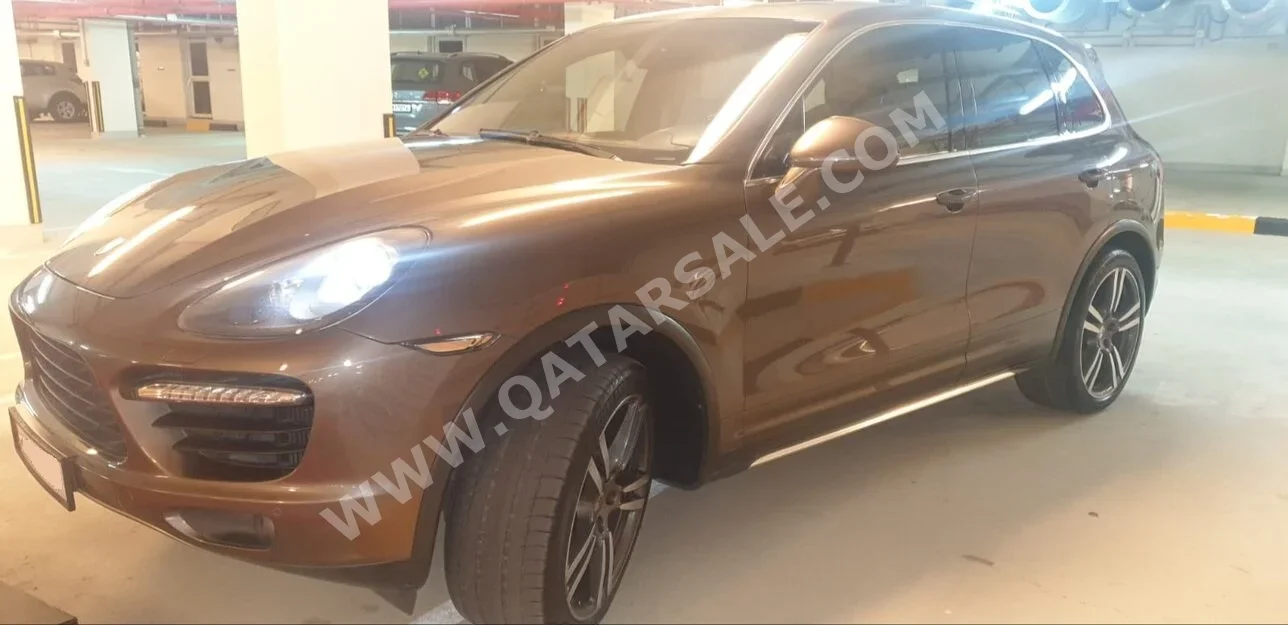 بورش كيان توربو 2012 اوتوماتيك 177,000 كم 8 سلندر دفع كلي مستمر اس يو في بني