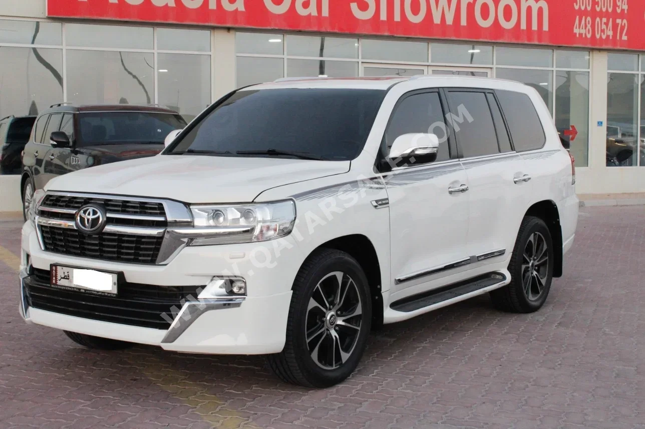 Toyota  Land Cruiser  GXR  2010  Automatic  184,000 Km  8 Cylinder  Four Wheel Drive (4WD)  SUV  White