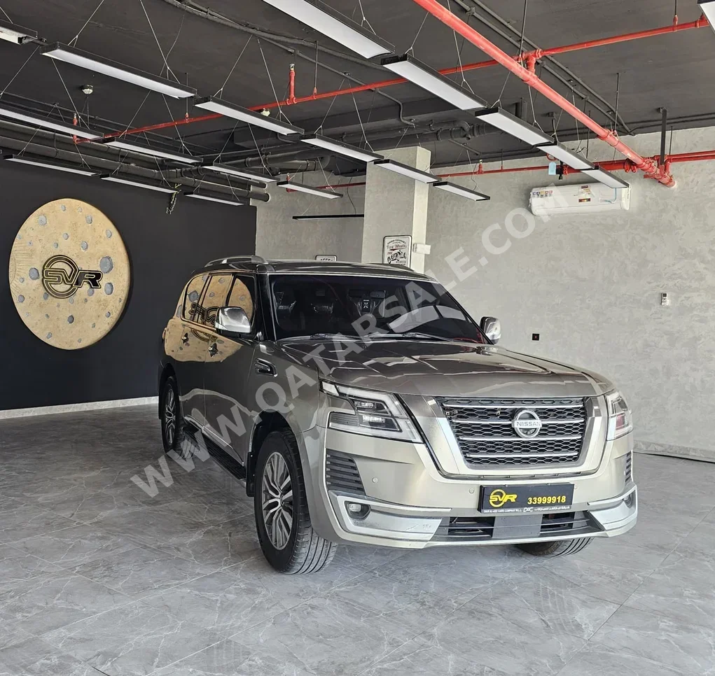 نيسان  باترول  اس اي  2013  اوتوماتيك  300,000 كم  8 سلندر  دفع رباعي  اس يو في  رمادي