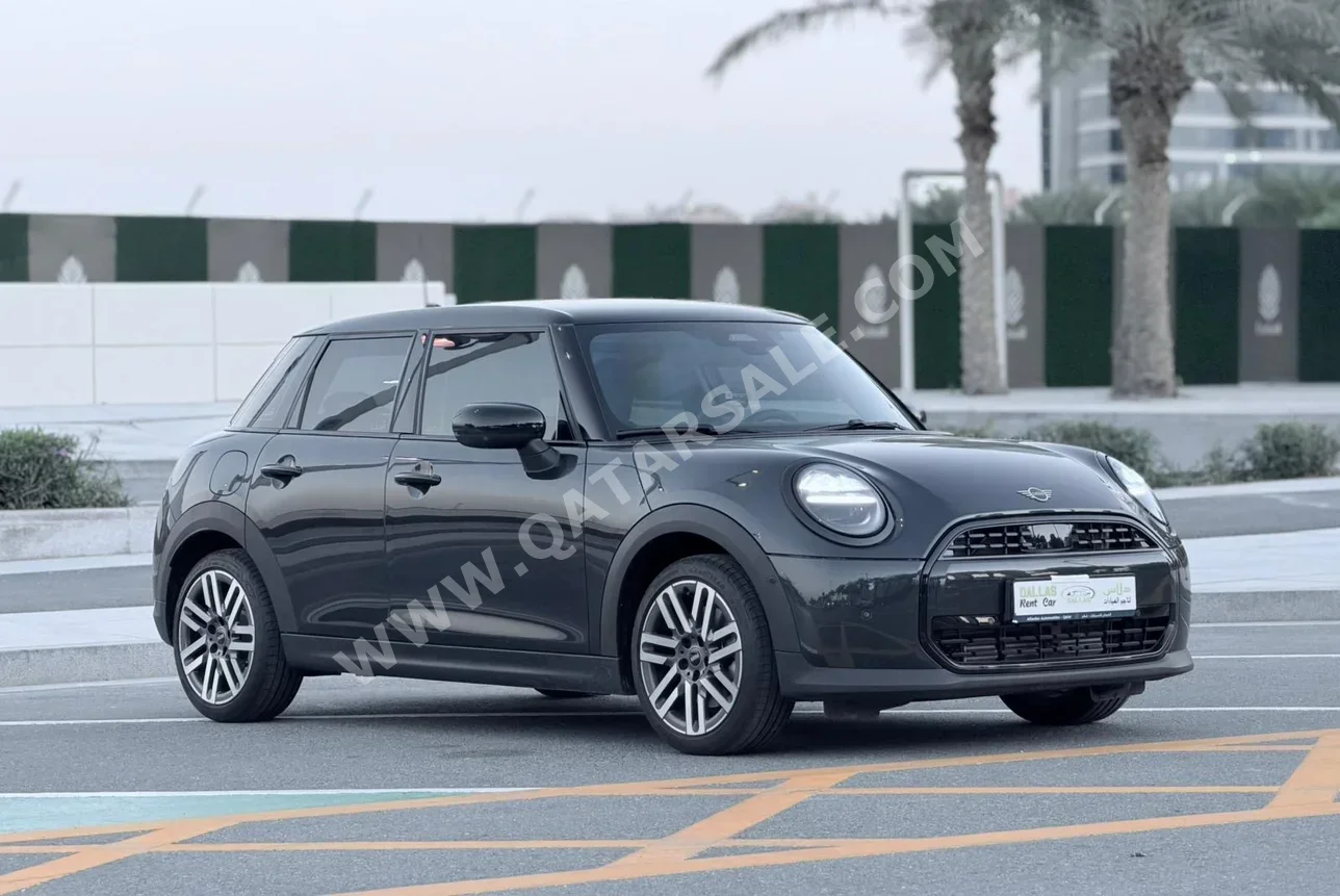 ميني كوبر سي 4 سلندر هاتش باك أسود 2026