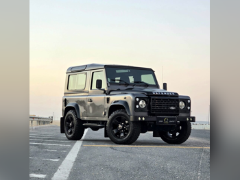 لاند روفر  ديفيندر  90  2016  اوتوماتيك  26,000 كم  6 سلندر  دفع رباعي  اس يو في  رمادي