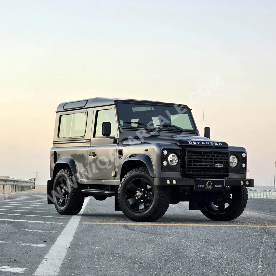 لاند روفر  ديفيندر  90  2016  اوتوماتيك  26,000 كم  6 سلندر  دفع رباعي  اس يو في  رمادي