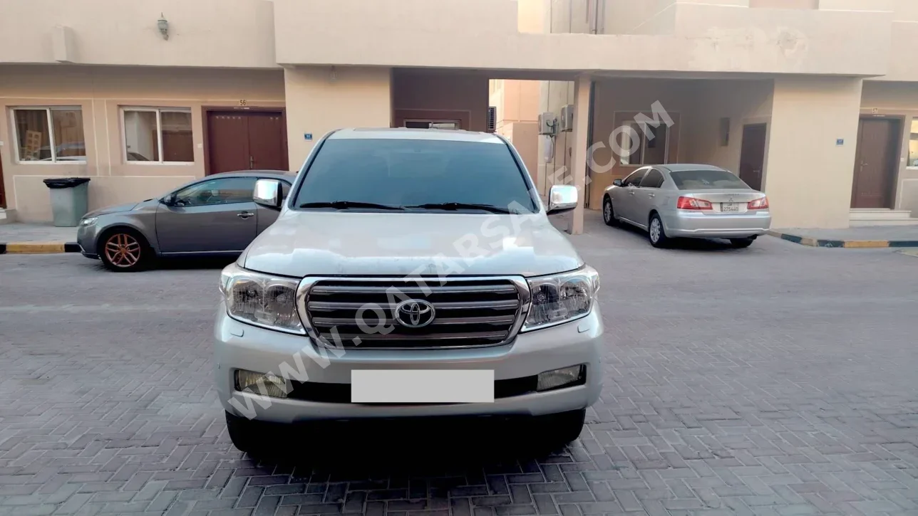 Toyota Land Cruiser VXR 2010 Automatic 353,334 Km 8 Cylinder Four Wheel Drive (4WD) SUV Silver