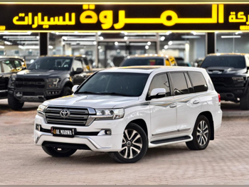 تويوتا  لاند كروزر  في اكس ار  2016  اوتوماتيك  303,000 كم  8 سلندر  دفع رباعي  اس يو في  أبيض
