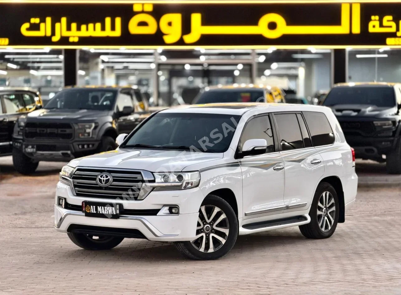 Toyota  Land Cruiser  VXR  2016  Automatic  303,000 Km  8 Cylinder  Four Wheel Drive (4WD)  SUV  White