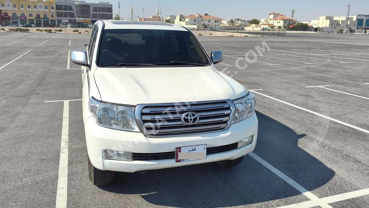 Toyota  Land Cruiser  VXR  2010  Automatic  483,000 Km  8 Cylinder  Four Wheel Drive (4WD)  SUV  White