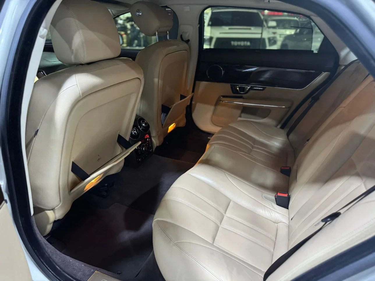 Jaguar  XJL  2014  Automatic  59,000 Km  6 Cylinder  Rear Wheel Drive (RWD)  Sedan  Silver