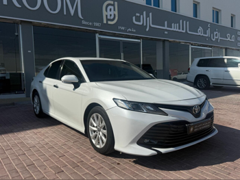 تويوتا  كامري  جي ال اي  2019  اوتوماتيك  114,000 كم  4 سلندر  دفع خلفي  سيدان  أبيض