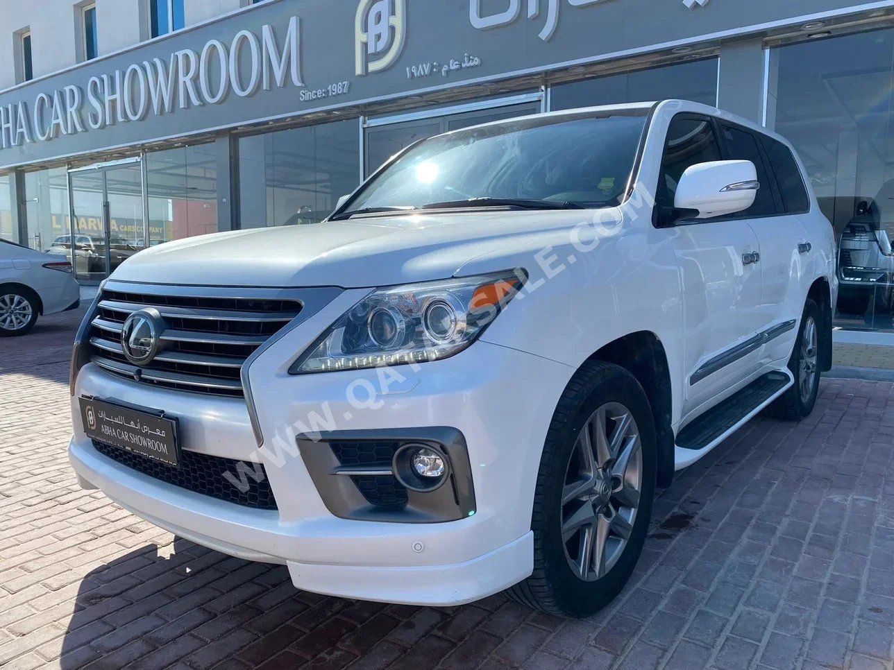 Lexus  LX  570  2015  Automatic  228,000 Km  8 Cylinder  Four Wheel Drive (4WD)  SUV  White