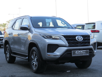 تويوتا  فورشنر  2025  اوتوماتيك  0 كم  4 سلندر  دفع رباعي  اس يو في  رمادي  تحت الضمان