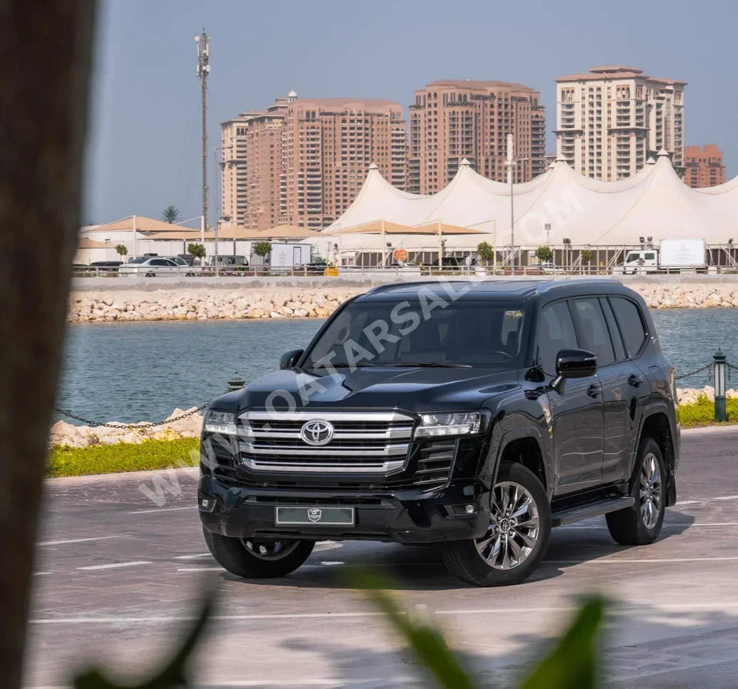تويوتا  لاند كروزر  جي اكس ار  2023  اوتوماتيك  60,000 كم  6 سلندر  دفع كلي مستمر  اس يو في  أسود  تحت الضمان